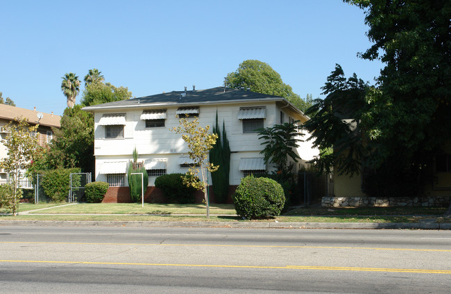 5832 Woodman Ave in Van Nuys, CA - Foto de edificio - Building Photo