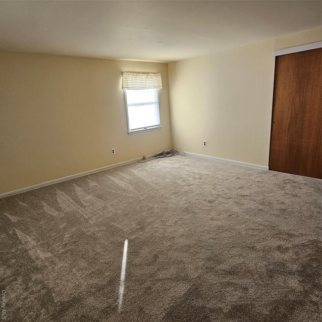 210 S 9th St in Lindenhurst, NY - Building Photo - Building Photo