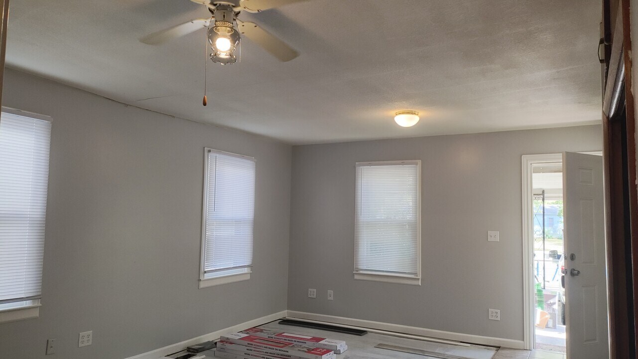 1107 NW Van Buren St in Topeka, KS - Building Photo