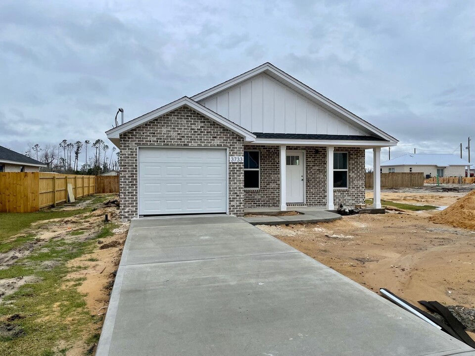 3733 Avon Rd in Panama City, FL - Building Photo