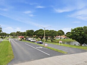 135 Lake Carol Dr in West Palm Beach, FL - Building Photo - Building Photo
