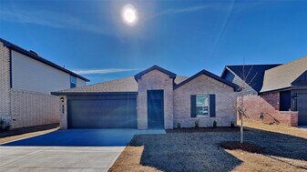 10232 NW 28th Terrace in Yukon, OK - Building Photo