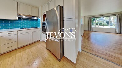 16610 SE 24th St in Bellevue, WA - Building Photo - Building Photo