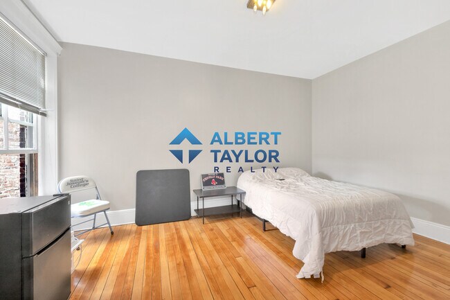 104 Strathmore Rd, Unit 4