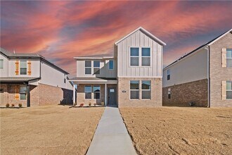 4682 W Aurora St in Fayetteville, AR - Foto de edificio - Building Photo