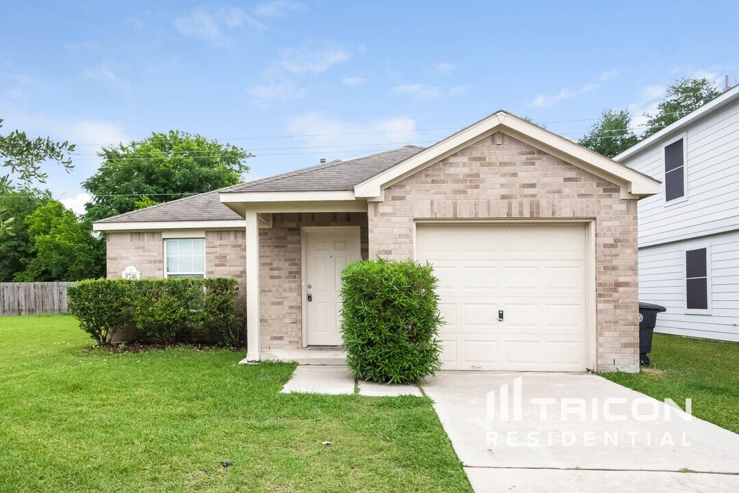 5746 Gasser Ln in Houston, TX - Building Photo