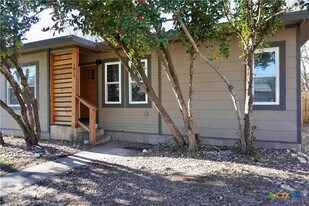 1019 Haynes St in San Marcos, TX - Building Photo