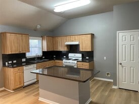 11408 Shoal Creek Dr in Pearland, TX - Building Photo