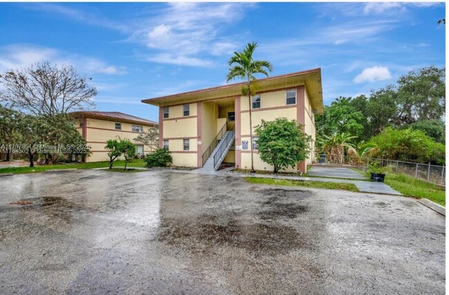 825 SW 10th St