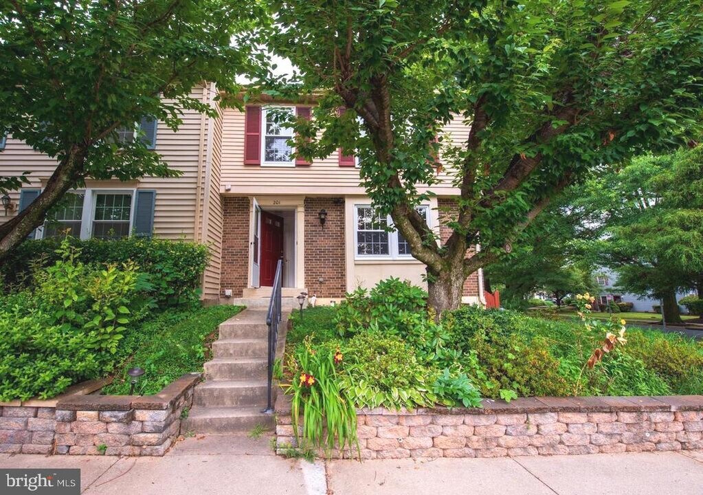 201 Curry Ford Ln in Gaithersburg, MD - Building Photo