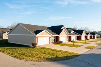 Perry Creek Townhomes - Midland, MI in Midland, MI - Foto de edificio - Building Photo