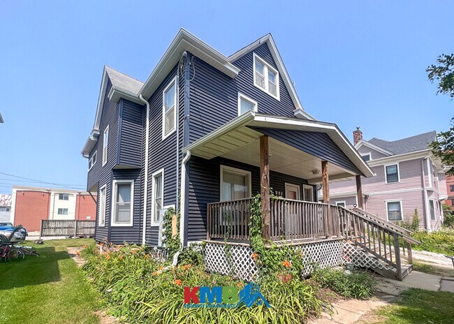 125 N Van Buren St-Unit -1 in Iowa City, IA - Building Photo - Building Photo