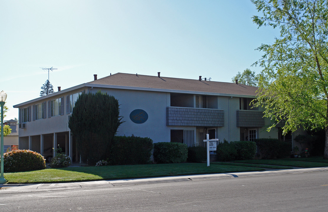 5496 Carlson Dr in Sacramento, CA - Building Photo