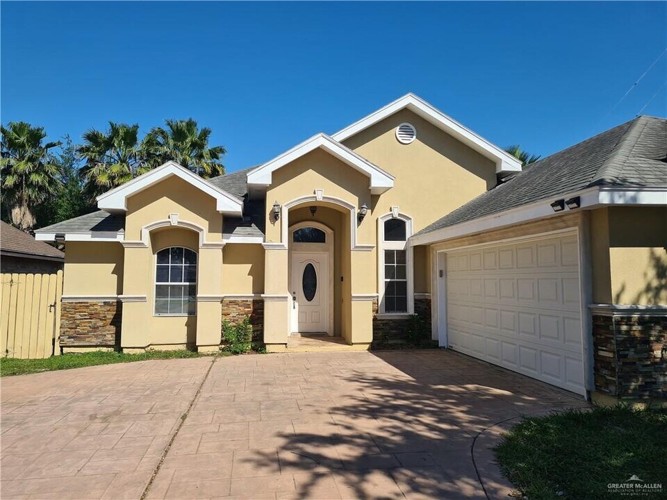 1 S 26th St in McAllen, TX - Building Photo