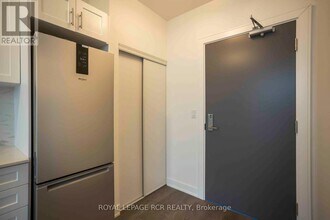 705 Davis Dr in Newmarket, ON - Building Photo - Building Photo