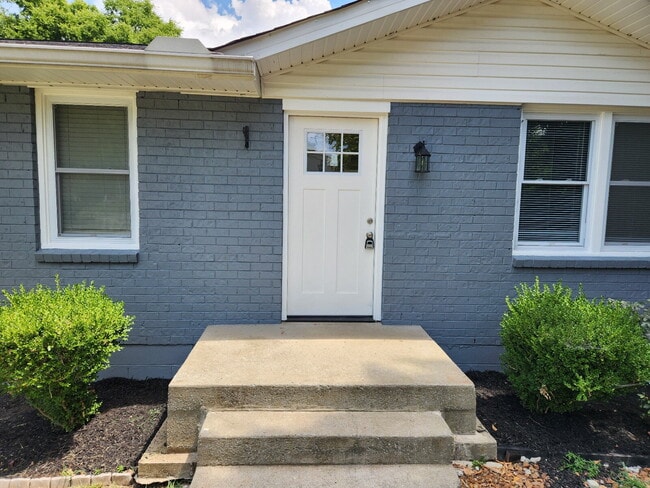 102 Evergreen Ct in Hendersonville, TN - Foto de edificio - Building Photo