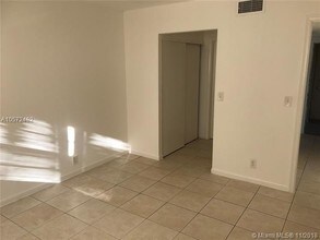 206 NE 3rd St-Unit -11 in Hallandale Beach, FL - Building Photo - Building Photo