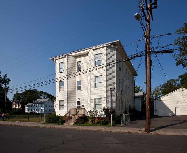 74 Spring St in New Britain, CT - Foto de edificio - Building Photo