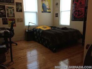 5 Smythe St, Unit 3 in Brookline, MA - Foto de edificio - Building Photo