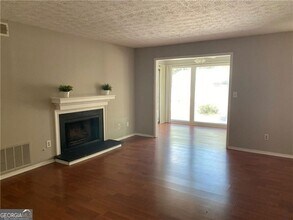 1607 Augusta Dr in Marietta, GA - Foto de edificio - Building Photo