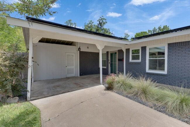 2102 Bristol Dr in Austin, TX - Building Photo - Building Photo