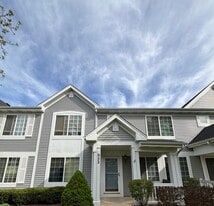 652 Lincoln Station Dr in Oswego, IL - Building Photo