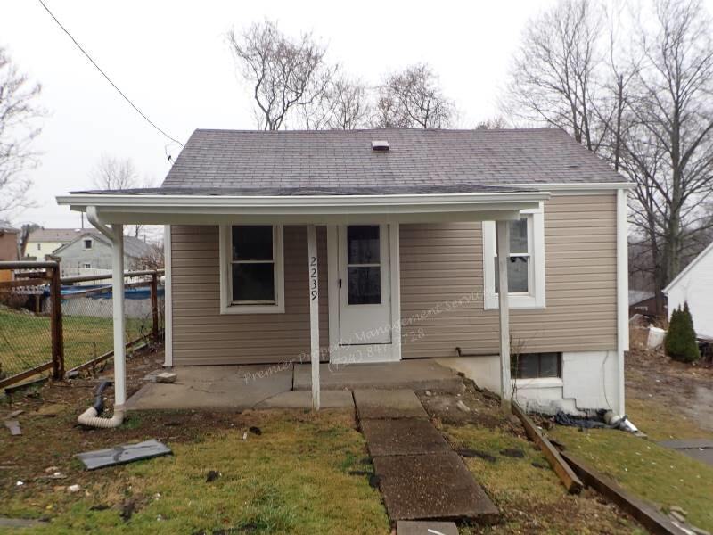 2239 Brodhead Rd in Aliquippa, PA - Building Photo