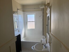 815 E Locust St in Milwaukee, WI - Building Photo - Building Photo