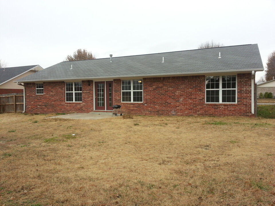 208 Magnolia Ave in Pryor, OK - Building Photo