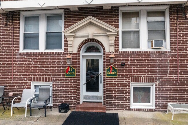 11 S Oakland Ave in Ventnor City, NJ - Foto de edificio - Building Photo