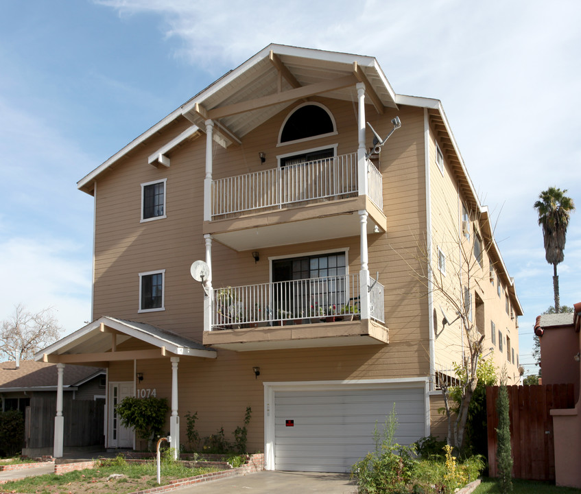 1074 Molino Ave in Long Beach, CA - Foto de edificio