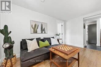 2061 Featherston Dr in Ottawa, ON - Building Photo - Building Photo