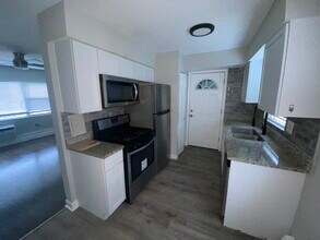 1324 W Sherwin Ave, Unit 1B in Chicago, IL - Foto de edificio - Building Photo