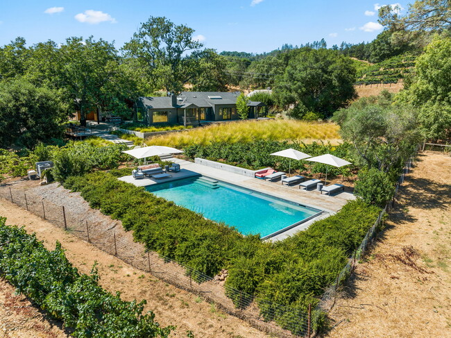 6270 W Dry Creek Rd in Healdsburg, CA - Building Photo - Building Photo