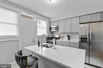 910 N Kenwood Ave in Baltimore, MD - Building Photo - Building Photo