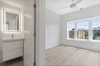1571 Beacon St, Unit 2 in Brookline, MA - Building Photo - Building Photo