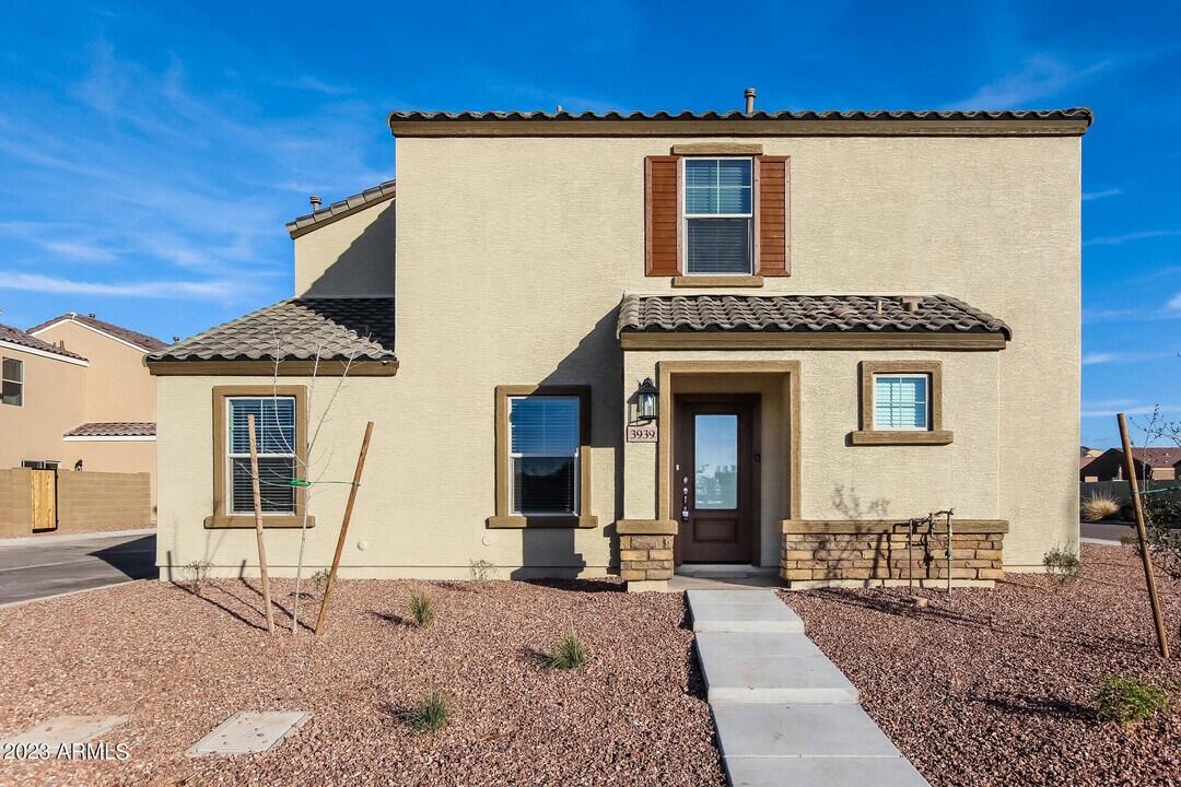 3939 S 82nd Dr in Phoenix, AZ - Foto de edificio