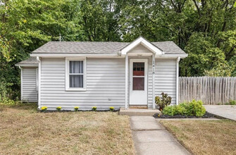 1418 Maple Ln in Lawrence, KS - Foto de edificio - Building Photo