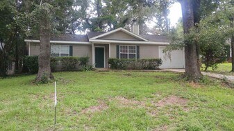 1052 Longstreet Dr in Tallahassee, FL - Building Photo