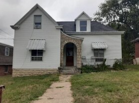 218 W Ashley St, Unit Apartment B in Jefferson City, MO - Building Photo
