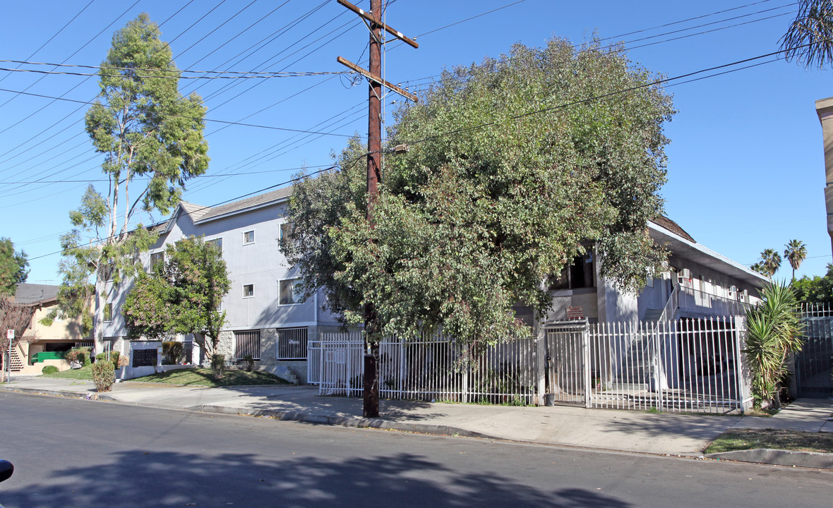 7336 Eton Ave in Canoga Park, CA - Foto de edificio