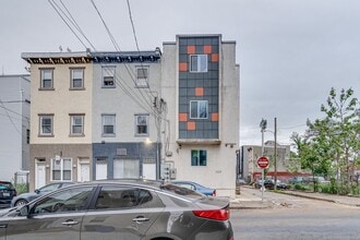 1324 N 17th St, Unit 2 in Philadelphia, PA - Building Photo - Building Photo