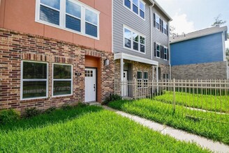 5262 Ella Blvd in Houston, TX - Building Photo - Building Photo