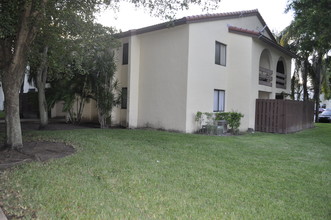 8977 SW 123rd Ct, Unit 201-6 in Miami, FL - Building Photo - Building Photo