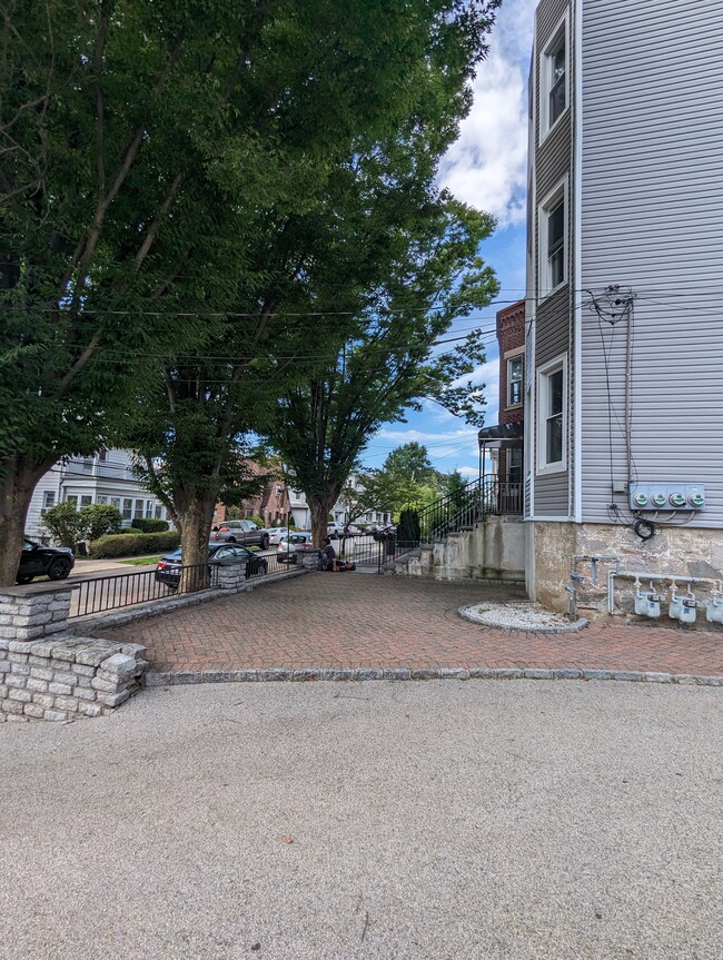 20 Sherman Ave, Unit 2 in Yonkers, NY - Foto de edificio - Building Photo