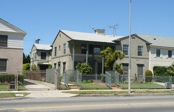 913 S Wilton Pl in Los Angeles, CA - Foto de edificio - Building Photo