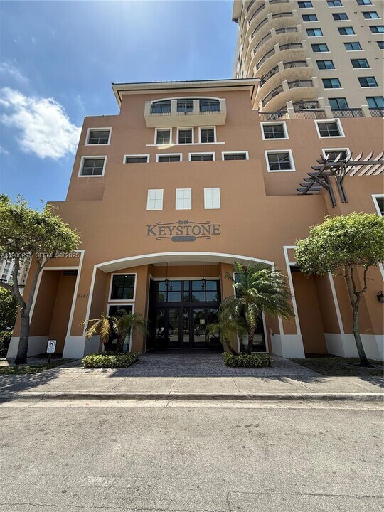 4242 NW 2nd St in Miami, FL - Building Photo