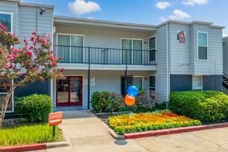 Villa Rosita Apartments in Dallas, TX - Foto de edificio - Building Photo