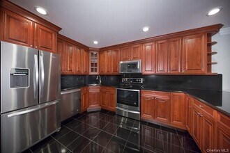 18 Adams Way in Sayville, NY - Building Photo - Building Photo