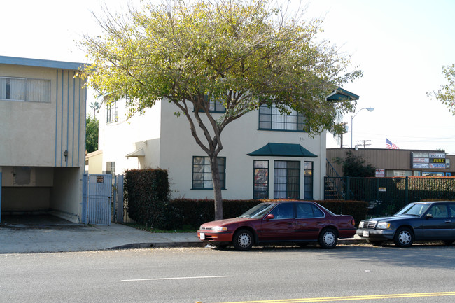 206-208 E Chevy Chase Dr in Glendale, CA - Foto de edificio - Building Photo